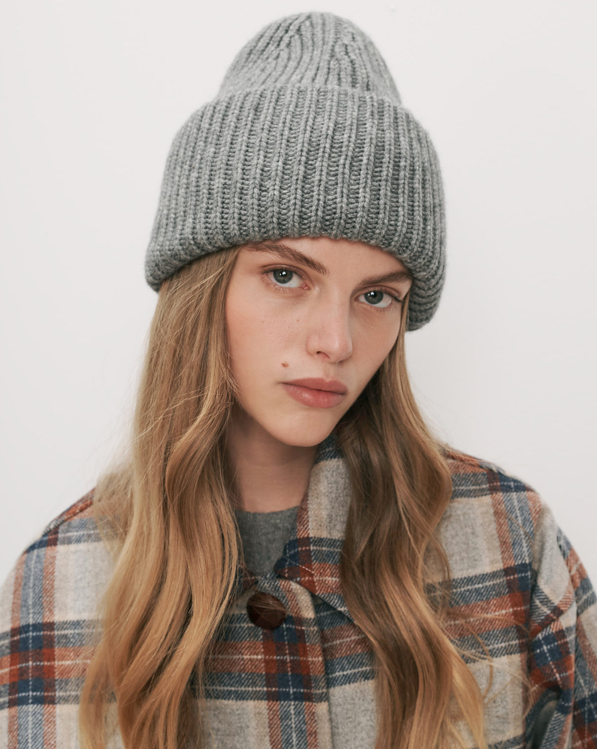 Veronica Beard Gray ribbed knit beanie.